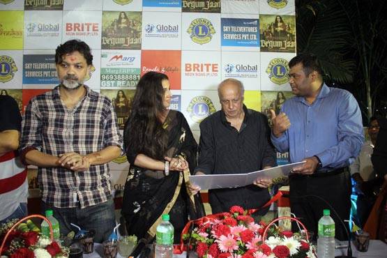 ऑटो से सफर कर रही हैं 'बेगम जान', देखें फोटो