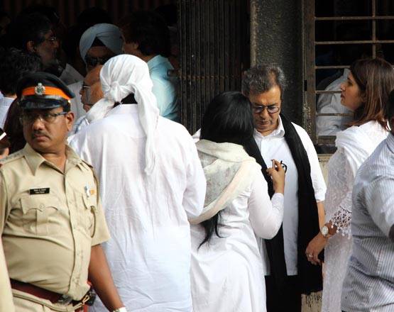 PHOTOS:विनोद खन्ना के अंतिम संस्कार में पहुंचे कौन-कौन CELEBS