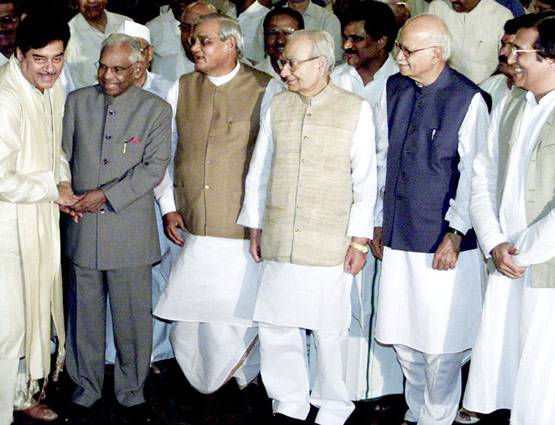 नहीं रहे विनोद खन्ना, सियासत में खट्टा-मीठा रहा है सफर