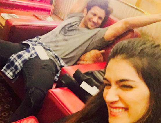 सुशांत ने कृति के साथ शेयर की हॉट वीडियो, ऑफस्क्रीन भी है दोस्ती!