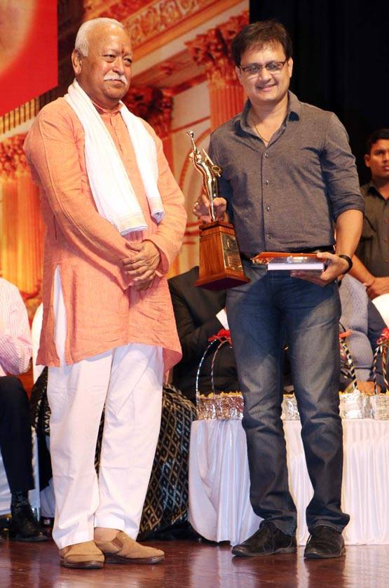 16 साल बाद... कोई अवॉर्ड लेने पहुंचे आमिर खान