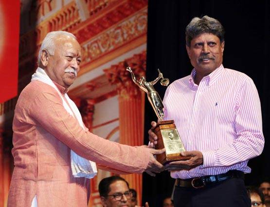 16 साल बाद... कोई अवॉर्ड लेने पहुंचे आमिर खान