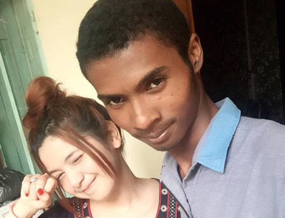 वायरल हो रही हैं इस कपल की तस्वीरें, फोटो देख आपके भी उड़ जाएंगे होश!