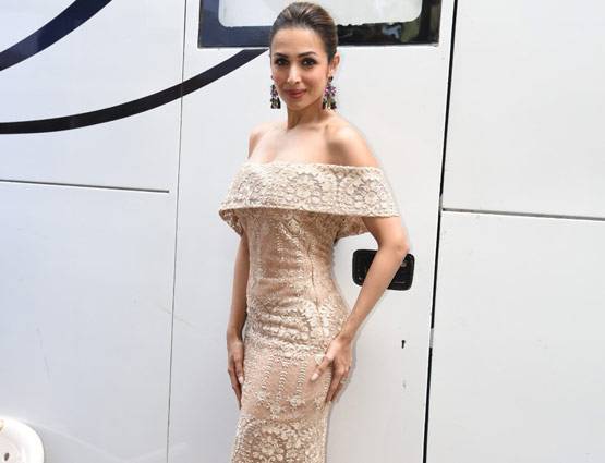 उम्र में 13 साल छोटी श्रद्धा कपूर से ज्यादा ग्लैमरस हैं मलाइका