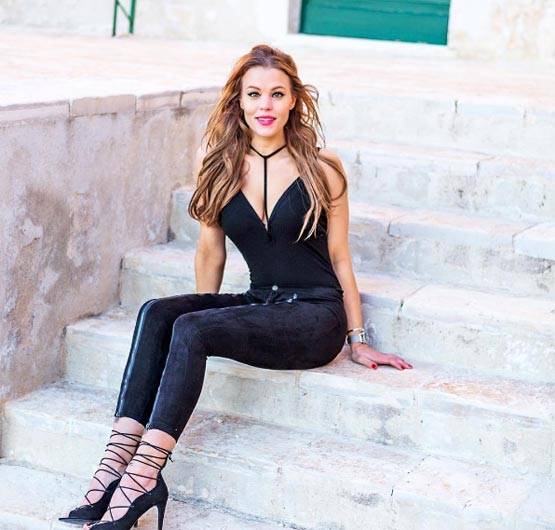 PHOTOS: इन लेडी पायलट की खूबसूरती देख सुपरमॉडल भी शर्मा जाएं!