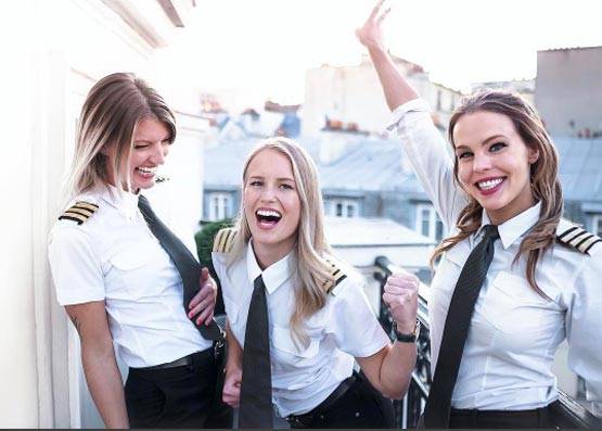 PHOTOS: इन लेडी पायलट की खूबसूरती देख सुपरमॉडल भी शर्मा जाएं!