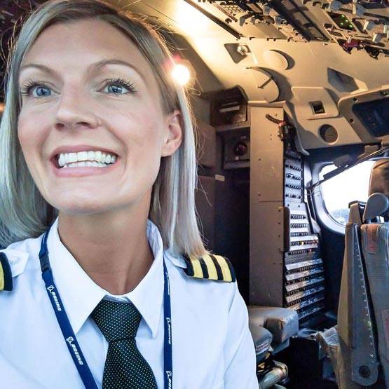 PHOTOS: इन लेडी पायलट की खूबसूरती देख सुपरमॉडल भी शर्मा जाएं!