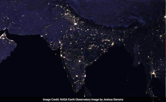स्पेस से रात में ऐसा दिखता है INDIA, देखें पूरी दुनिया की PHOTOS