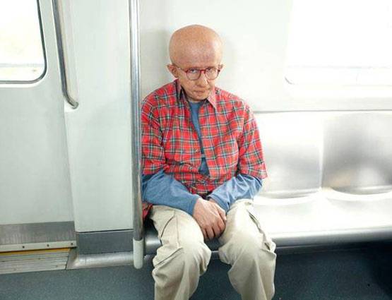 फिल्मों के लिए इन एक्टर्स ने बदला अपना लुक, पहचानना हो गया मुश्किल