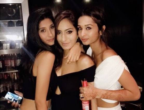 ये हैं पूनम ढिल्लन की ग्लैमरस बेटी, नव्या जाह्नवी के बाद है चर्चा में