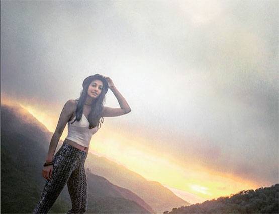 ये हैं पूनम ढिल्लन की ग्लैमरस बेटी, नव्या जाह्नवी के बाद है चर्चा में