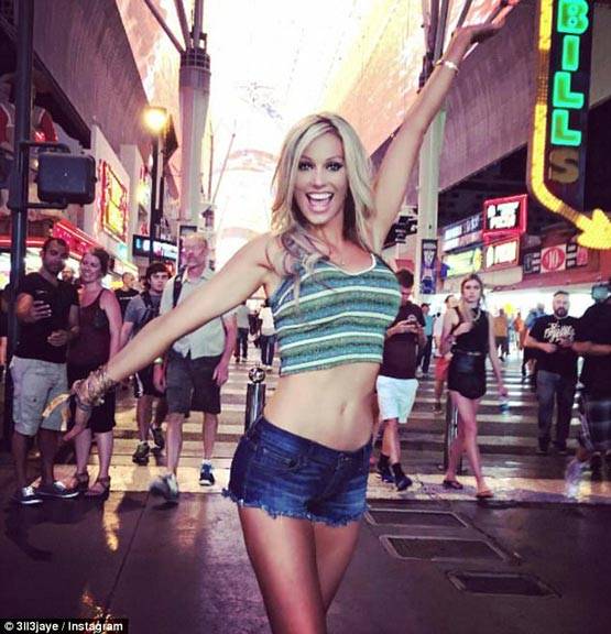 इंस्टाग्राम को पसंद नहीं आया मॉडल का ग्लैमरस अवतार, कर दिया बैन