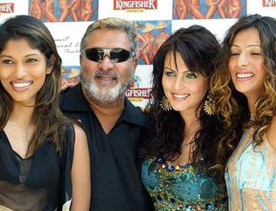 PHOTOS: जब माल्या ने खुलकर किया लड़कियों के साथ रोमांस