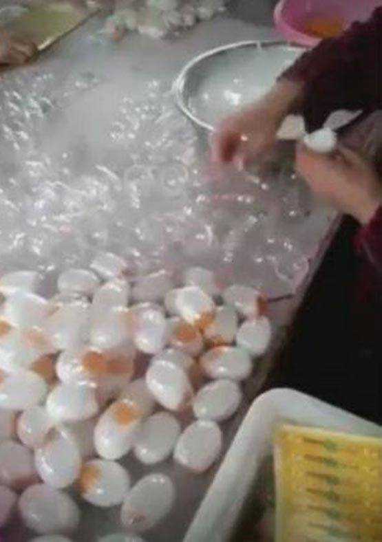 प्लास्टिक का अंडा ऐसे होता है तैयार, कहीं आप भी तो नहीं खा रहे?