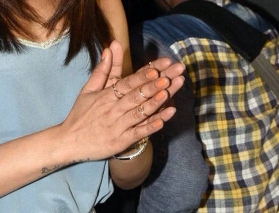 कहां गया प्रियंका की उंगली की अंगूठी का नगीना...