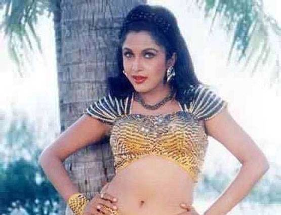 ऐसी दिखती थी बाहुबली की मां, 28 साल बड़े हीरो के साथ किया था रोमांस