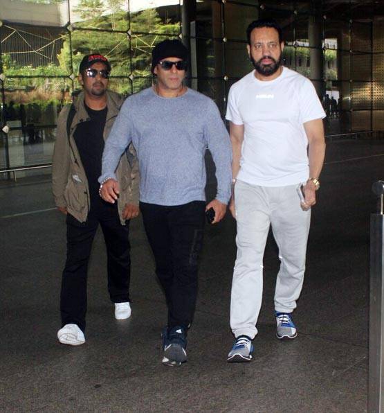 टूर से टोपी लगाए लौटे सलमान खान, देखें एअरपोर्ट की PHOTOS