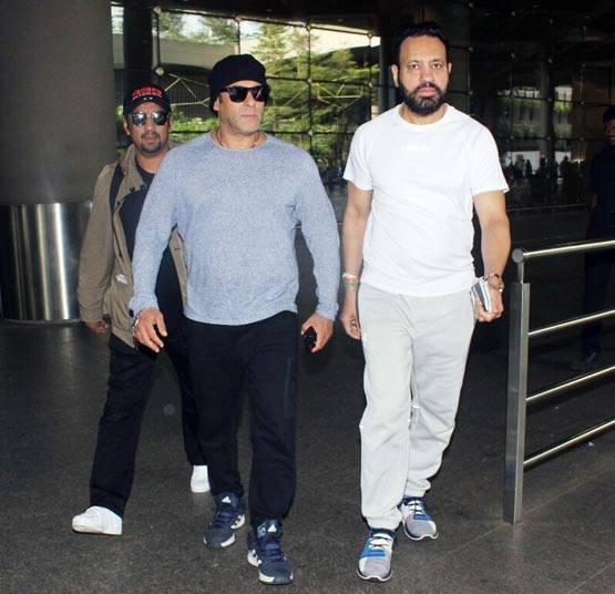 टूर से टोपी लगाए लौटे सलमान खान, देखें एअरपोर्ट की PHOTOS