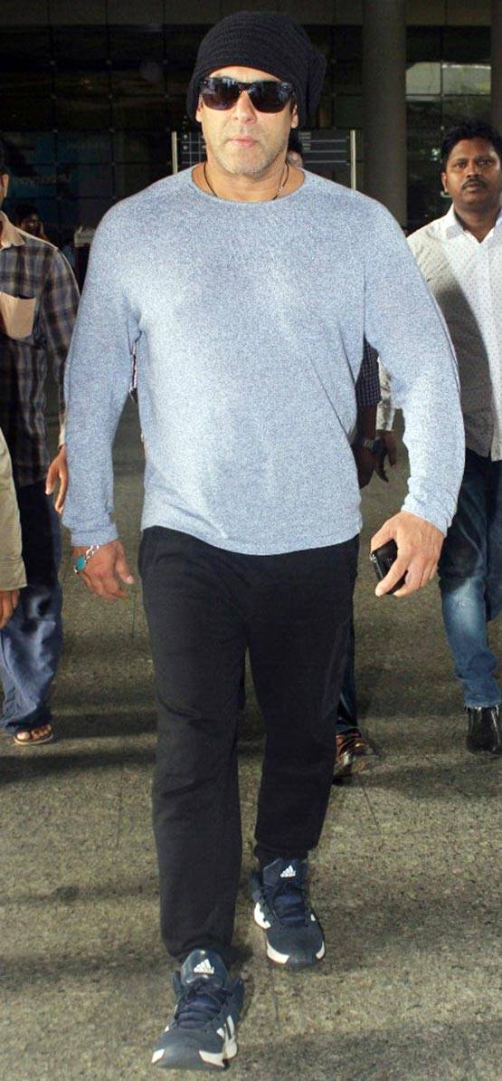 टूर से टोपी लगाए लौटे सलमान खान, देखें एअरपोर्ट की PHOTOS
