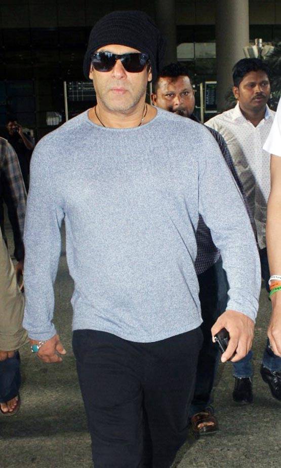 टूर से टोपी लगाए लौटे सलमान खान, देखें एअरपोर्ट की PHOTOS