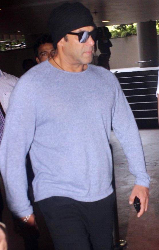 टूर से टोपी लगाए लौटे सलमान खान, देखें एअरपोर्ट की PHOTOS