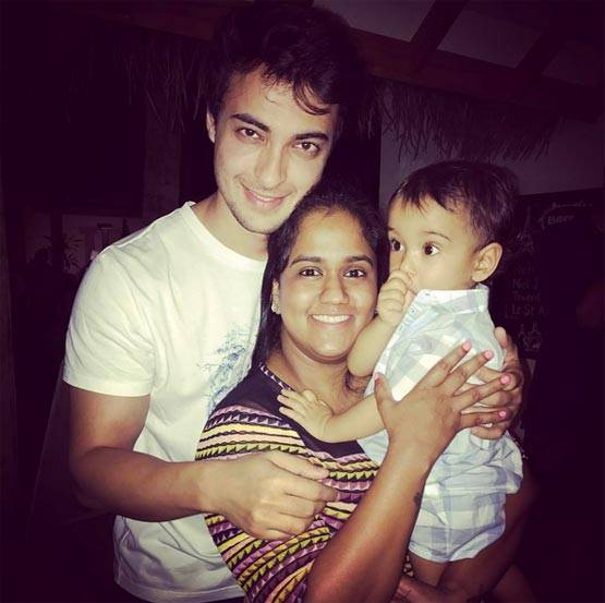 PHOTOS: खानदान में नजर आईं सलमान की गर्लफ्रेंड,मालदीव में ऐसे की मस्ती