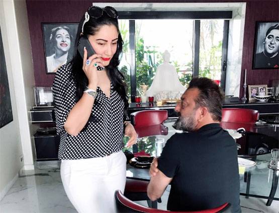 देखें, बॉलीवुड एक्टर संजय दत्त और उनकी वाइफ मान्यता की क्यूट फोटोज