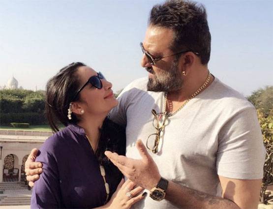 देखें, बॉलीवुड एक्टर संजय दत्त और उनकी वाइफ मान्यता की क्यूट फोटोज