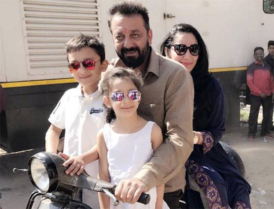 देखें, बॉलीवुड एक्टर संजय दत्त और उनकी वाइफ मान्यता की क्यूट फोटोज