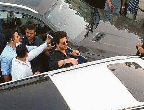 PHOTOS: पंजाब के खेतों में शाहरुख खान की सेल्फी