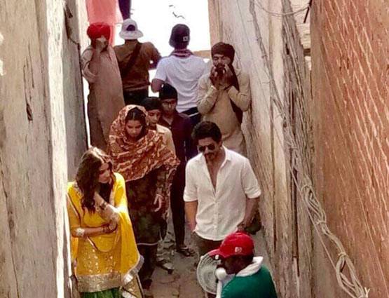 PHOTOS: पंजाब के खेतों में शाहरुख खान की सेल्फी