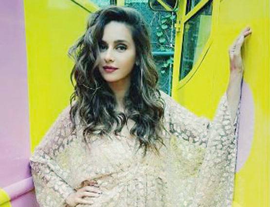 IPL की यह होस्ट हुई टॉपलेस, बोल्ड अंदाज की PHOTOS वायरल