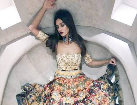 IPL की यह होस्ट हुई टॉपलेस, बोल्ड अंदाज की PHOTOS वायरल