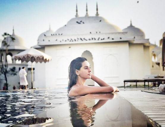 IPL की यह होस्ट हुई टॉपलेस, बोल्ड अंदाज की PHOTOS वायरल