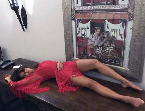 IPL की यह होस्ट हुई टॉपलेस, बोल्ड अंदाज की PHOTOS वायरल