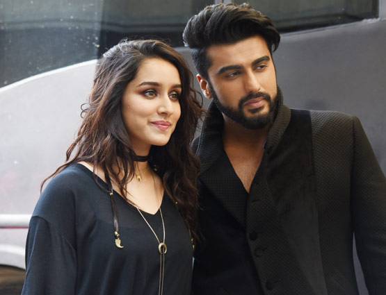 उम्र में 13 साल छोटी श्रद्धा कपूर से ज्यादा ग्लैमरस हैं मलाइका