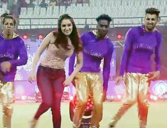 IPL में फुल मस्ती में नाचीं 'हाफ गर्लफ्रेंड' श्रद्धा कपूर