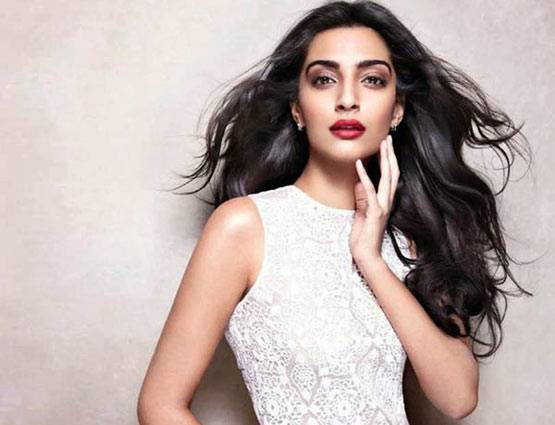 11 ऐसे मौके जब फिसली सोनम की जुबान, पढ़ें उनके बेवकूफी भरे बयान