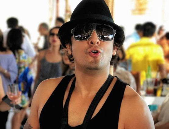 PHOTOS: घर से 600 मीटर दूर इन लाउडस्पीकर से परेशान हैं सोनू निगम