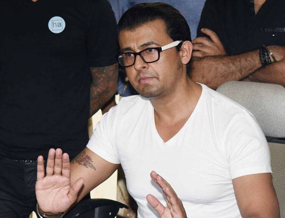 सोनू ने मुंडवाया सिर, मौलवी ने कहा- अब पहनाएंगे जूते की माला