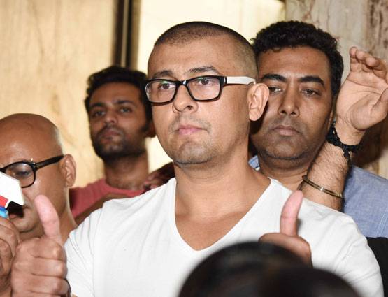 सोनू ने मुंडवाया सिर, मौलवी ने कहा- अब पहनाएंगे जूते की माला