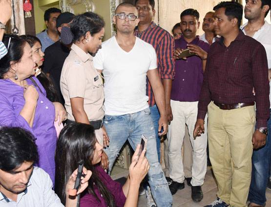 सोनू ने मुंडवाया सिर, मौलवी ने कहा- अब पहनाएंगे जूते की माला