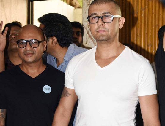 सोनू ने मुंडवाया सिर, मौलवी ने कहा- अब पहनाएंगे जूते की माला