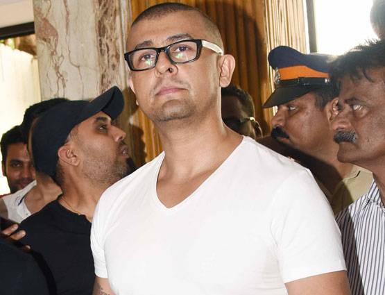 सोनू ने मुंडवाया सिर, मौलवी ने कहा- अब पहनाएंगे जूते की माला