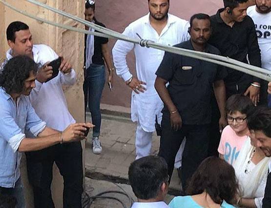 PHOTOS: पंजाब के खेतों में शाहरुख खान की सेल्फी