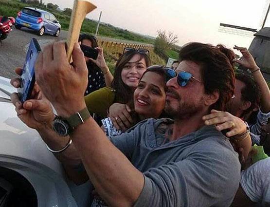 PHOTOS: पंजाब के खेतों में शाहरुख खान की सेल्फी
