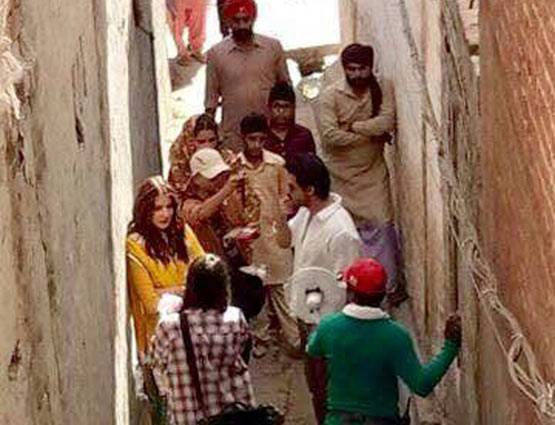 PHOTOS: पंजाब के खेतों में शाहरुख खान की सेल्फी