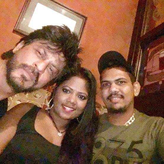 नरेन ने बचपन की दोस्त को बनाया पत्नी, करते हैं मस्ती, देखें PHOTOS