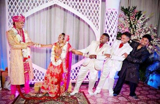 नरेन ने बचपन की दोस्त को बनाया पत्नी, करते हैं मस्ती, देखें PHOTOS