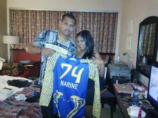 नरेन ने बचपन की दोस्त को बनाया पत्नी, करते हैं मस्ती, देखें PHOTOS